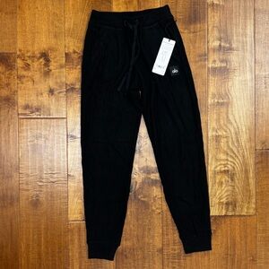 BRAND NEW UNWORN Alo Muse Sweatpant in Black